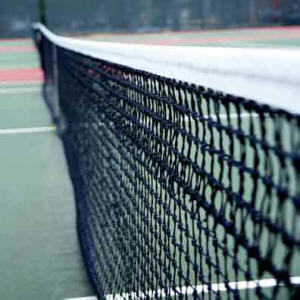 RED CLARKE 3.5 MM DBL,
Excelente opción de red profesional de tenis, con los atributos de las mejores marcas. Banda superior reforzada, cable de acero, varillas laterales, trenzado de 3.5 mm de espesor y doble trenzado en las primeras 5 filas de red.
